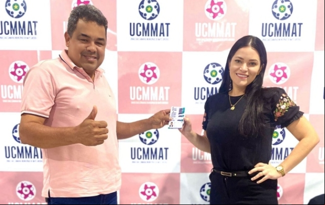 PRESIDENTE DA CÂMARA MUNICIPAL DE SALTO DO CÉU RECEBE A IDENTIDADE FUNCIONAL DOS VEREADORES